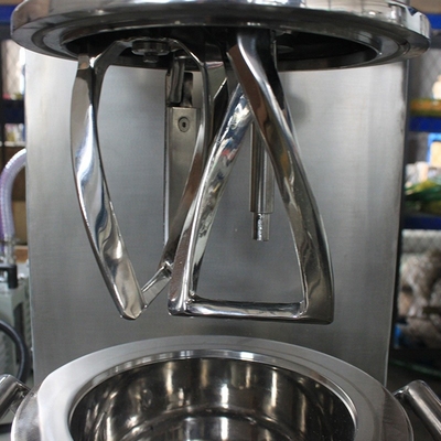 เครื่องแบตเตอรี่ลิเธียม 2 ลิตรปริมาตร Triple Shaft เครื่องผสมสูญญากาศดาวเคราะห์ ปั๊มสูญญากาศ อุปกรณ์ให้อาหาร Water Chiller